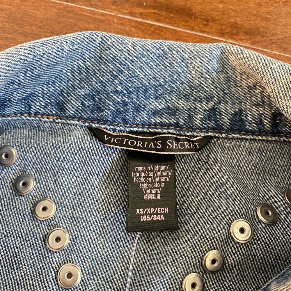 Victoria’s Secret Studded Distressed Denim Jean Jacket Sz XS/S - Picture 8 of 10